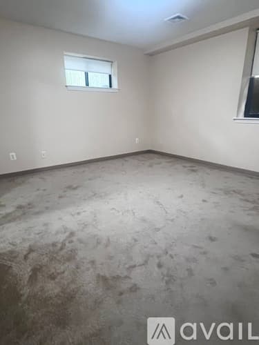 Newport Apartment: 142 Van Zandt Ave