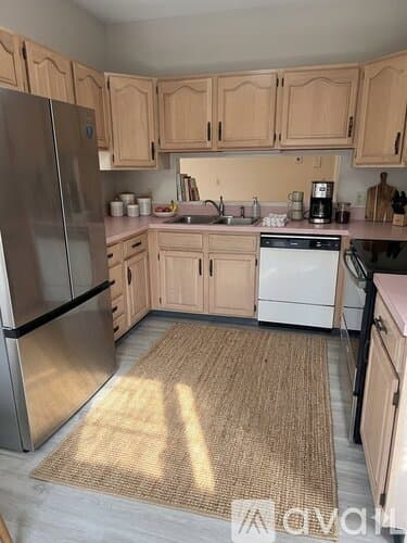 Newport Apartment: 142 Van Zandt Ave