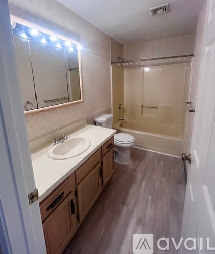 Newport Apartment: 142 Van Zandt Ave