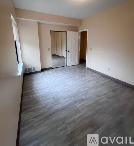 Newport Apartment: 142 Van Zandt Ave