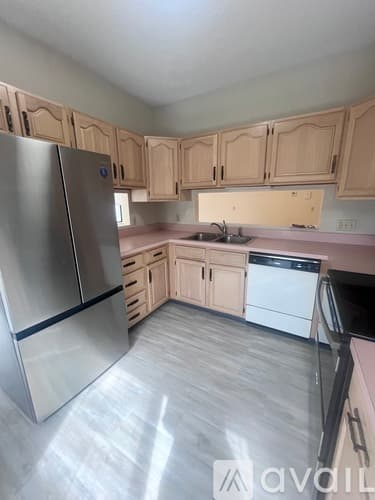 Newport Apartment: 142 Van Zandt Ave