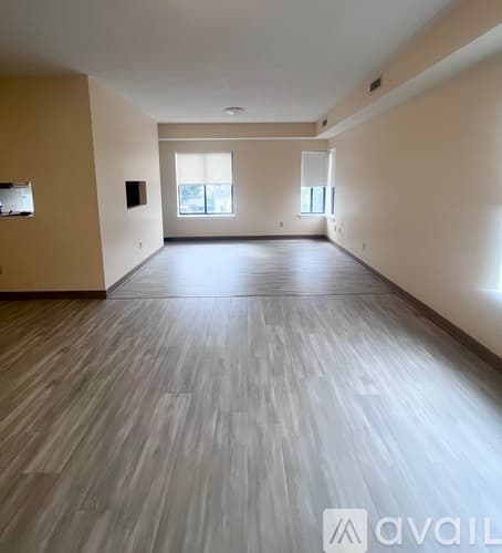 Newport Apartment: 142 Van Zandt Ave