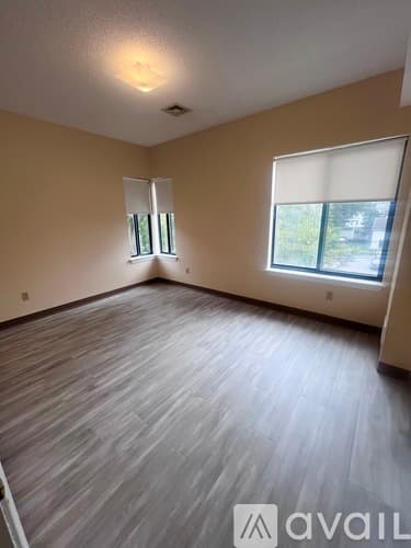 Newport Apartment: 142 Van Zandt Ave