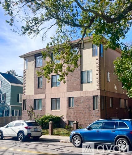 Newport Apartment: 142 Van Zandt Ave