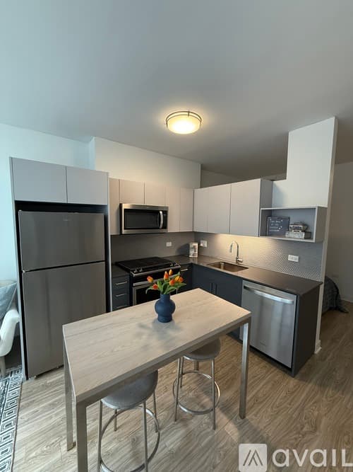 Chicago House: 720 S Wells St