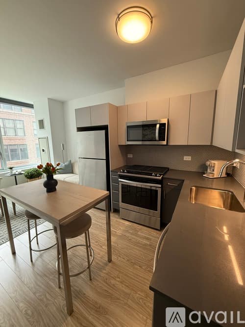 Chicago House: 720 S Wells St