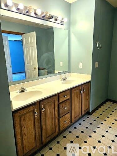 Shakopee House: 7507 Derby Ln