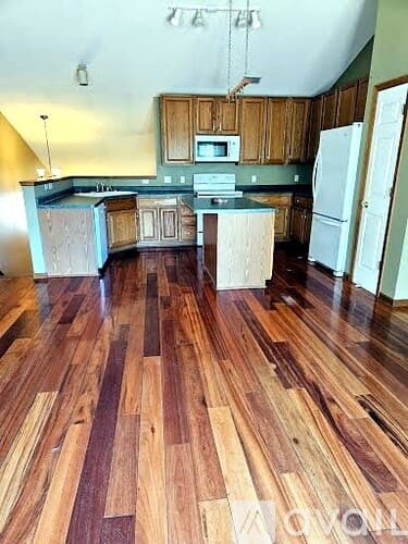 Shakopee House: 7507 Derby Ln