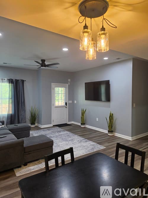 Atlanta House: 7760 Wrotham Circle