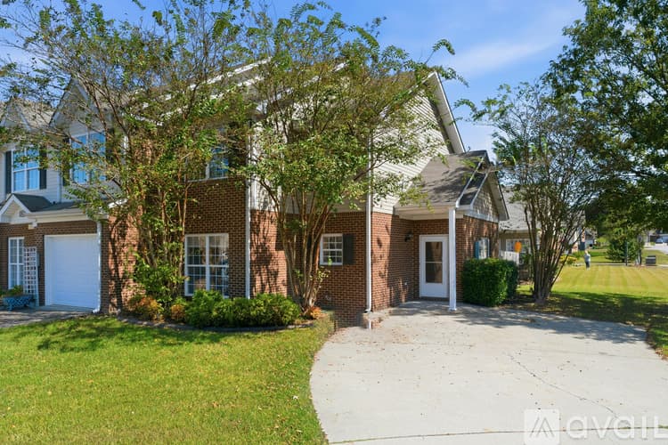 Moody Townhome: 2033 Queens Ct