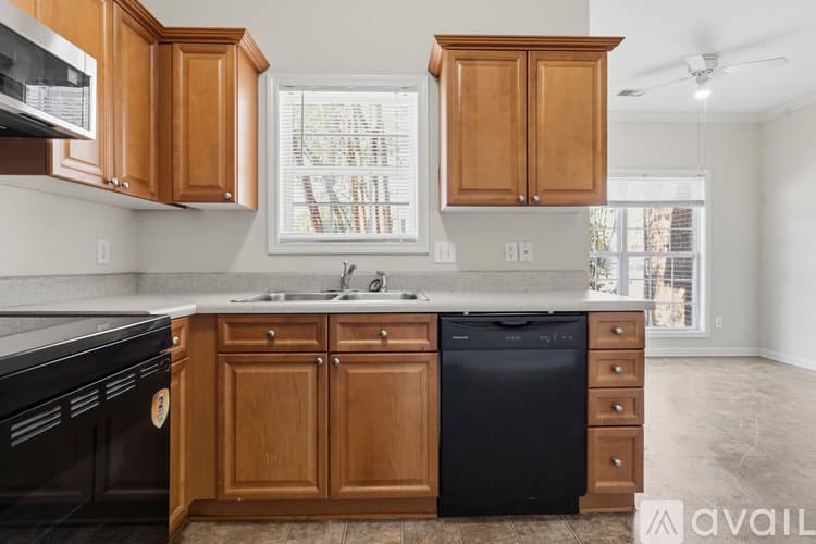 Moody Townhome: 2033 Queens Ct