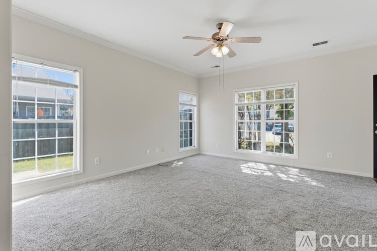 Moody Townhome: 2033 Queens Ct
