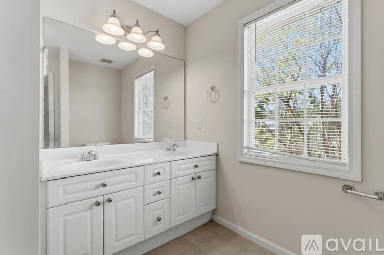 Moody Townhome: 2033 Queens Ct