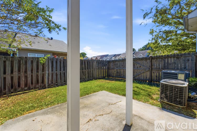 Moody Townhome: 2033 Queens Ct
