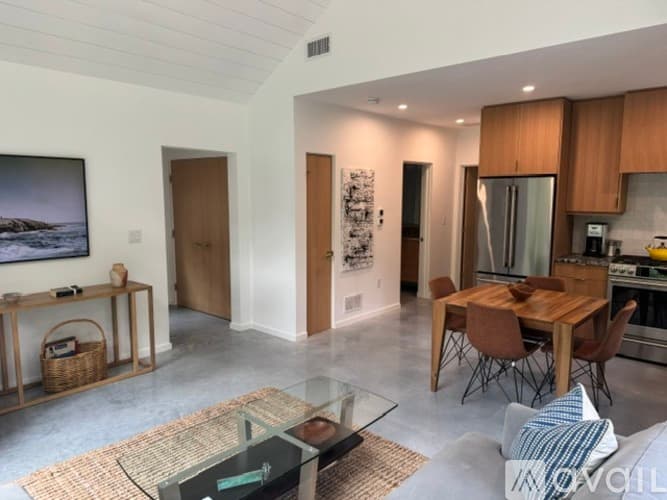 Barnstable House: 175 Pine Ridge Road