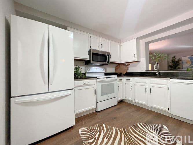 Raleigh House: 7328 Summerland Dr