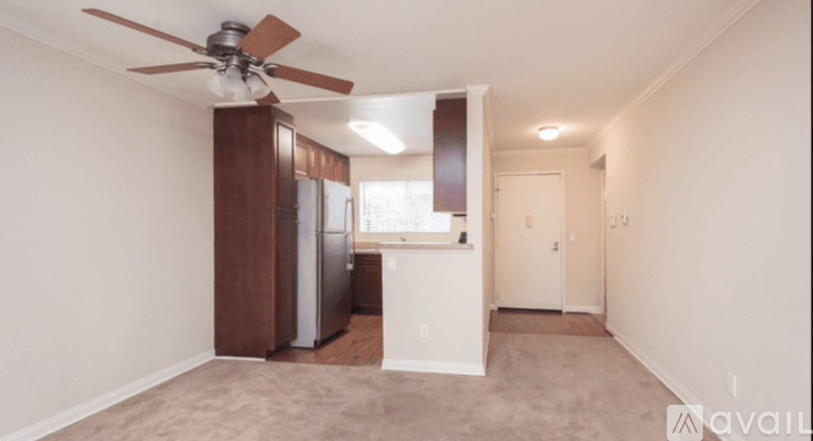 Woodland Hills Condo: 21550 Burbank Boulevard
