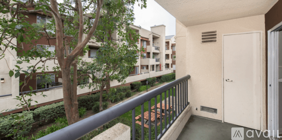 Woodland Hills Condo: 21550 Burbank Boulevard