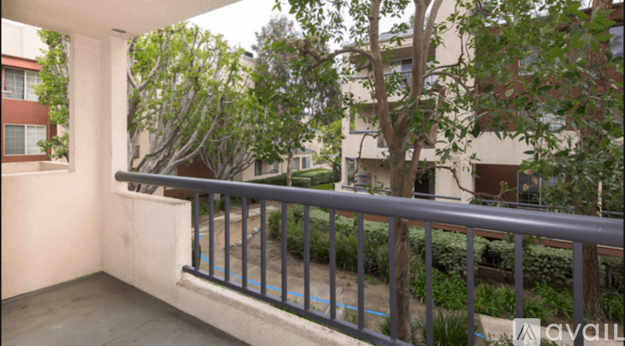 Woodland Hills Condo: 21550 Burbank Boulevard