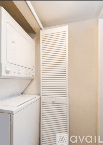 Woodland Hills Condo: 21550 Burbank Boulevard