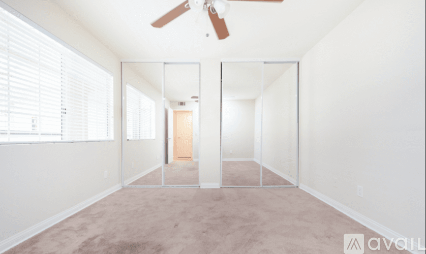 Woodland Hills Condo: 21550 Burbank Boulevard