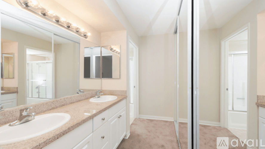 Woodland Hills Condo: 21550 Burbank Boulevard