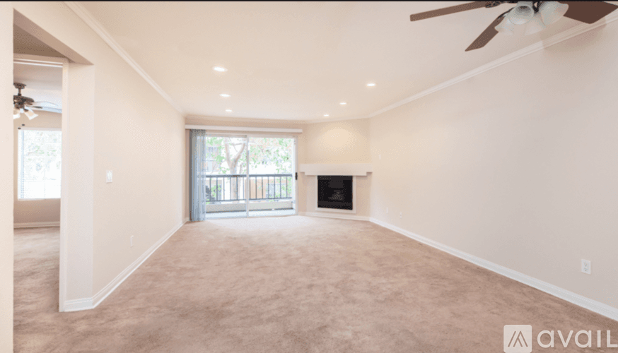 Woodland Hills Condo: 21550 Burbank Boulevard