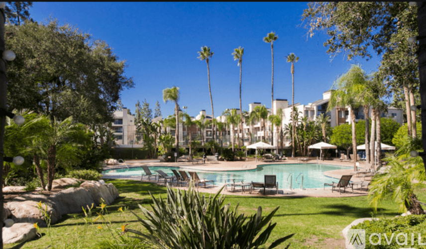 Woodland Hills Condo: 21550 Burbank Boulevard