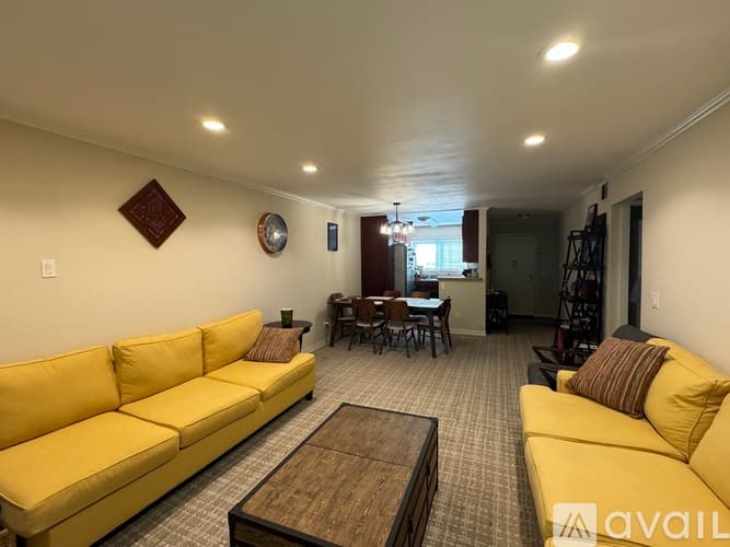 Woodland Hills Condo: 21550 Burbank Boulevard