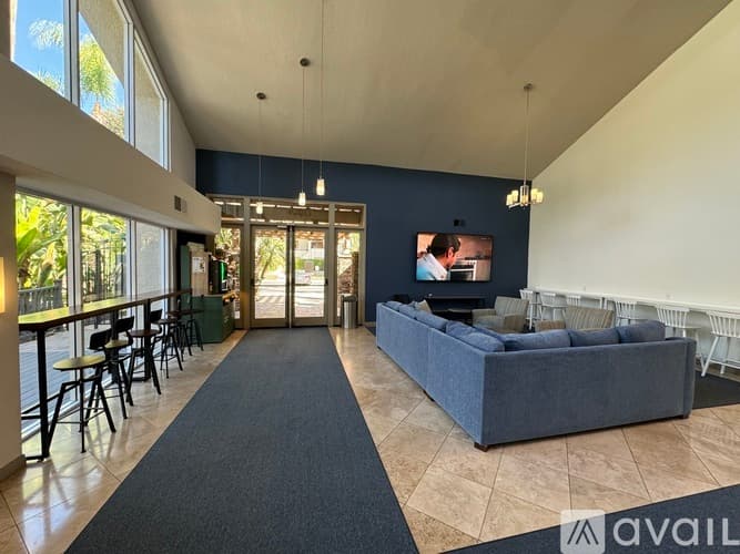 Woodland Hills Condo: 21550 Burbank Boulevard