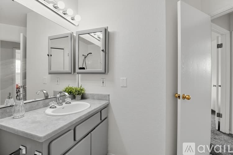 Camano House: 844 W Holbeck Dr