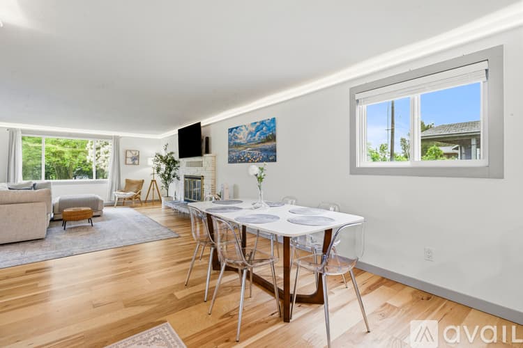Burien House: 12016 12 Th Avenue South