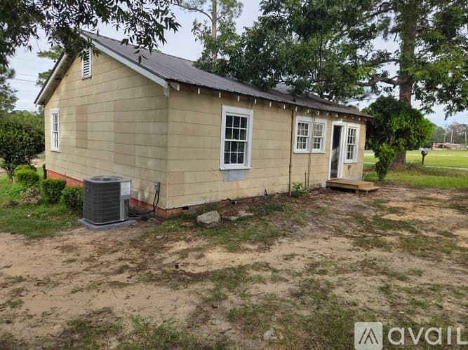 Dublin House: 811 Soperton Ave