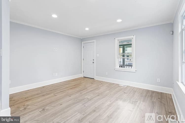 Beverly Townhome: 208 Cooper St
