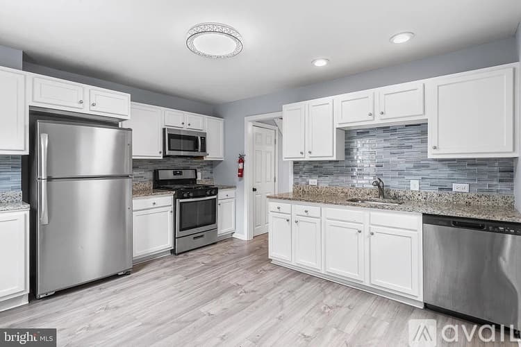 Beverly Townhome: 208 Cooper St