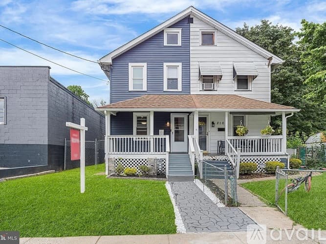Beverly Townhome: 208 Cooper St