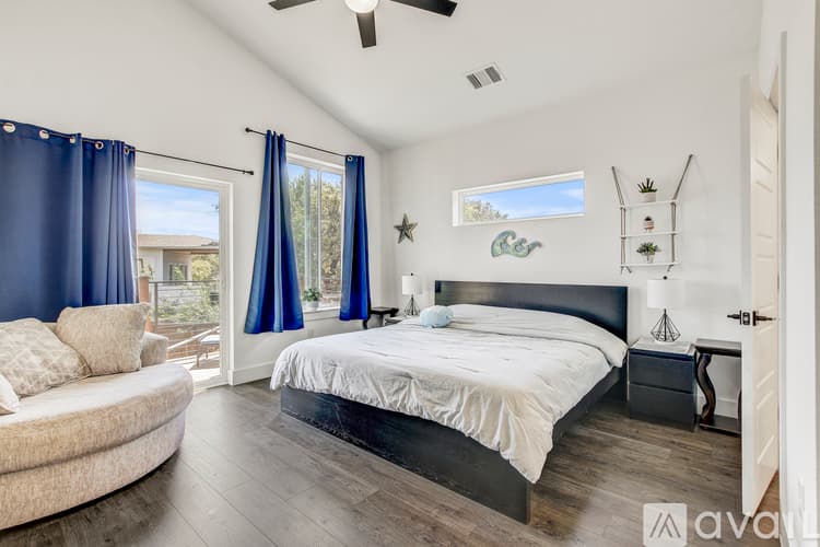 Lago Vista Townhome: 5707 Thunderbird Street