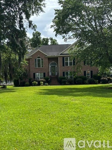 Richmond Hill House: 659 Harbour Lane