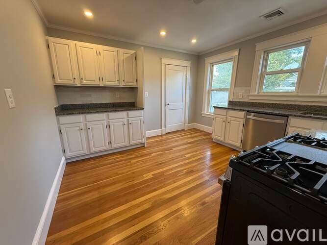 Arlington Apartment: 184 Palmer St