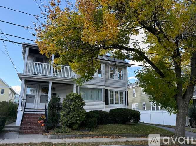Arlington Apartment: 184 Palmer St
