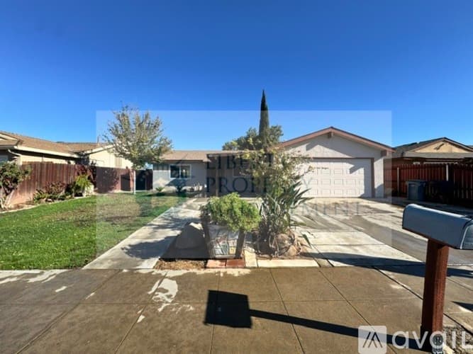 Fresno House: 4240 W Cortland Ave