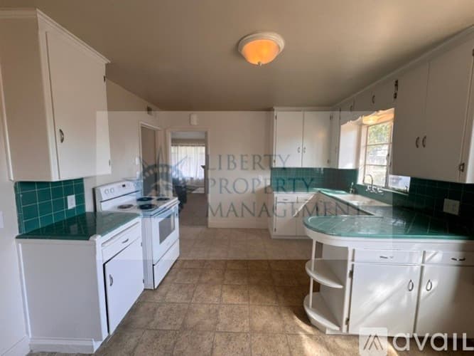 Fresno House: 1601 W Robinson Ave