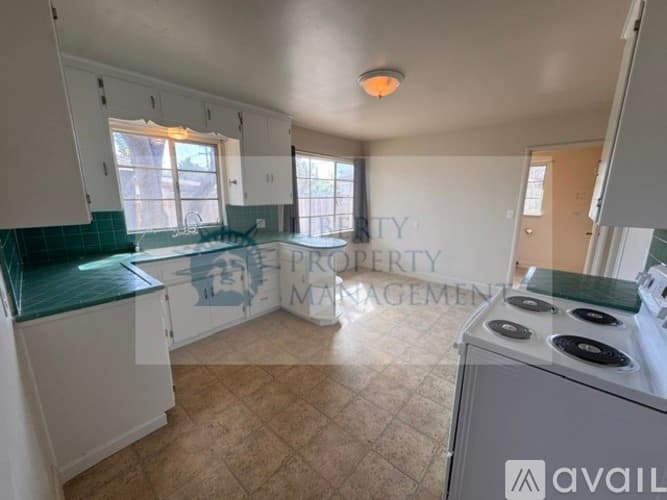 Fresno House: 1601 W Robinson Ave