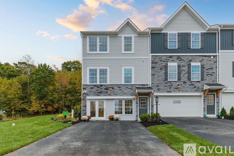 Imperial Townhome: 2008 Canterbury Drive