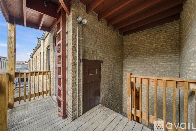 Chicago Apartment: 2700 N Spaulding Ave