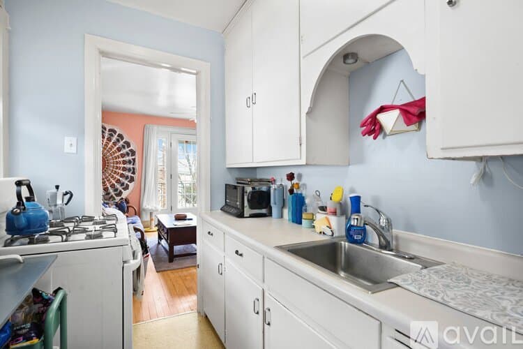 Madison Apartment: 1338 Morrison Street