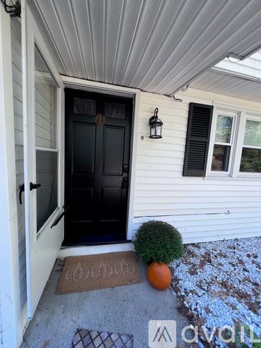 Pelham Apartment: 1049 Mammoth Rd