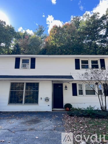 Pelham Apartment: 1049 Mammoth Rd