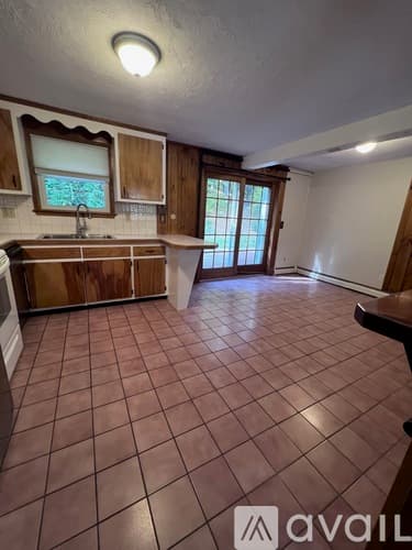 Pelham Apartment: 1049 Mammoth Rd
