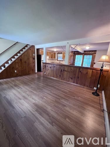 Pelham Apartment: 1049 Mammoth Rd
